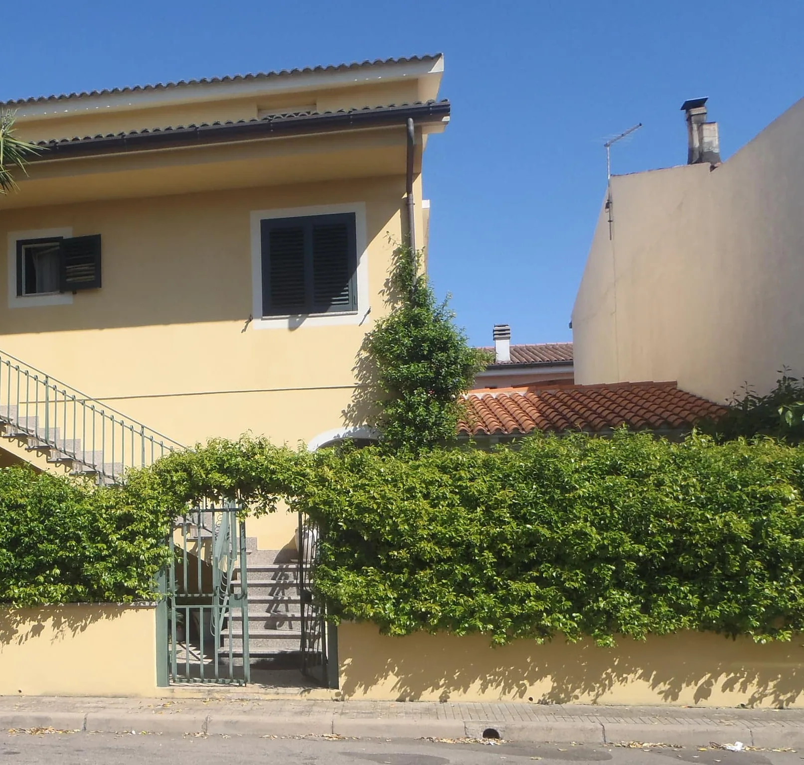Casa del Gelsomino — la casa vista dalla strada, in Via Tiziano