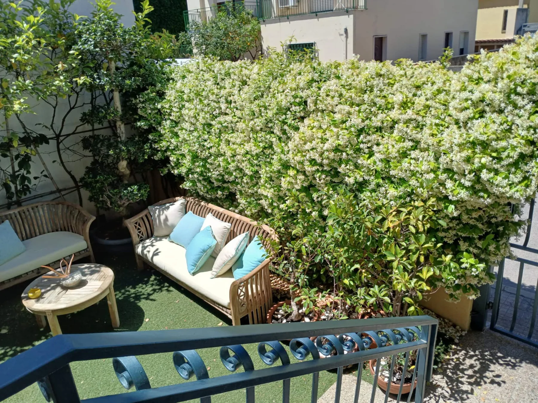 Casa del Gelsomino — il giardino con il salottino (3)